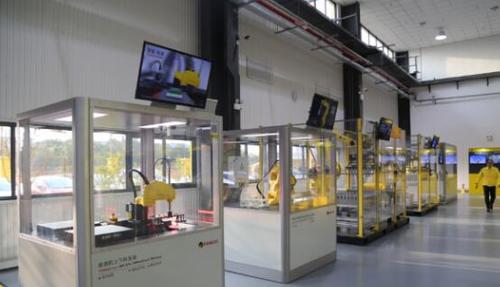 武汉发那科产品展示中心展示的工业机器人产品 记者张智 摄